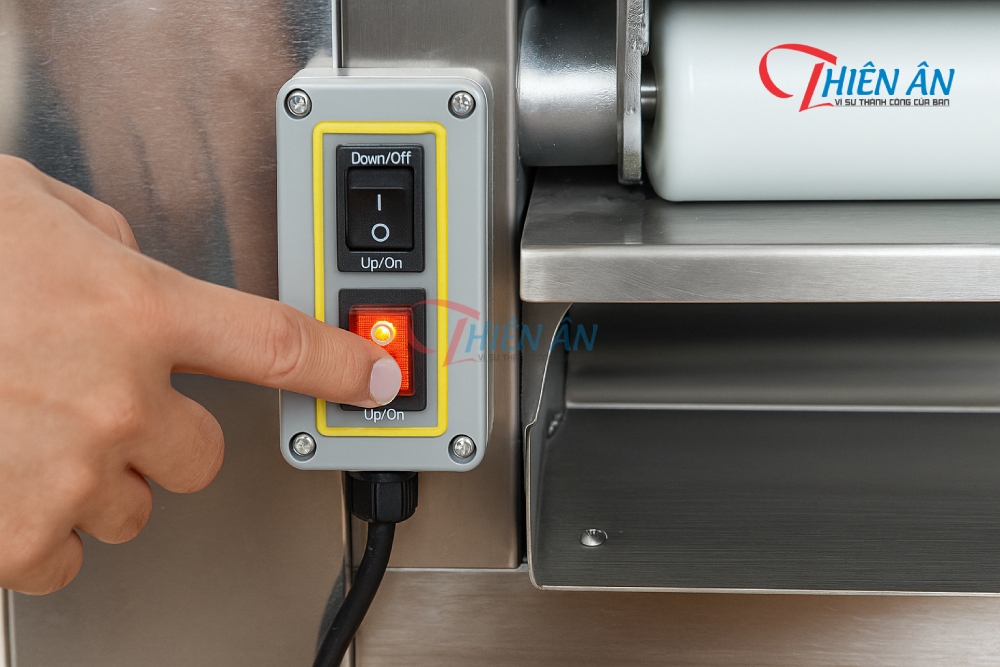 Kết nối nguồn điện và bật công tắc với máy vê bột