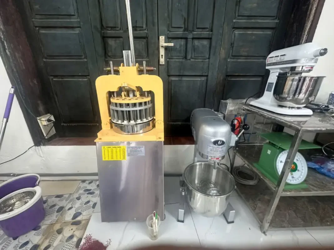 Máy chia bột và thiết bị trộn bột tại tiệm bánh Hà Nội