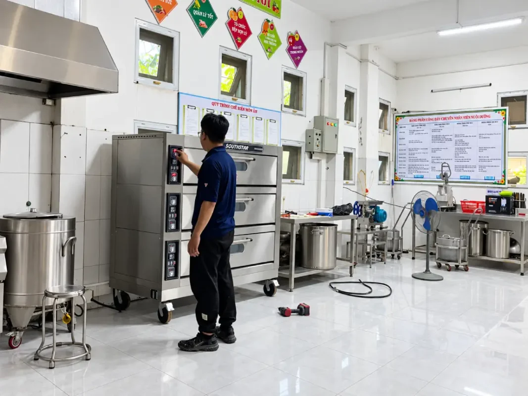 Kỹ thuật viên hướng dẫn sử dụng lò nướng sau khi lắp đặt
