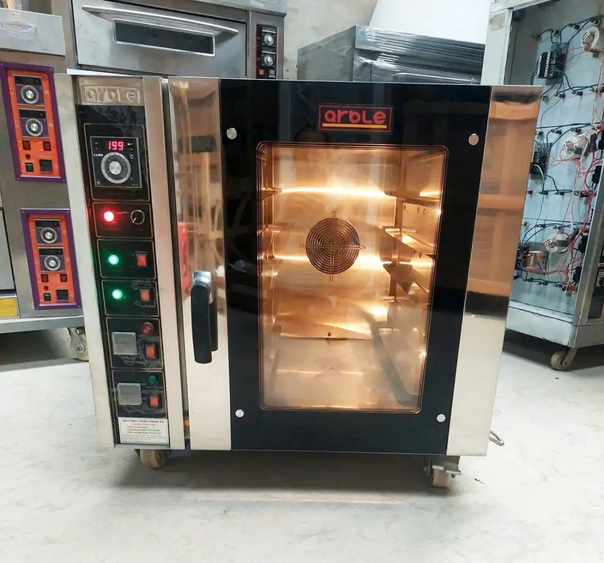 Lò nướng đối lưu Arble 5 khay tại cửa hàng bánh ở phường Đông Hòa, TP.HCM.