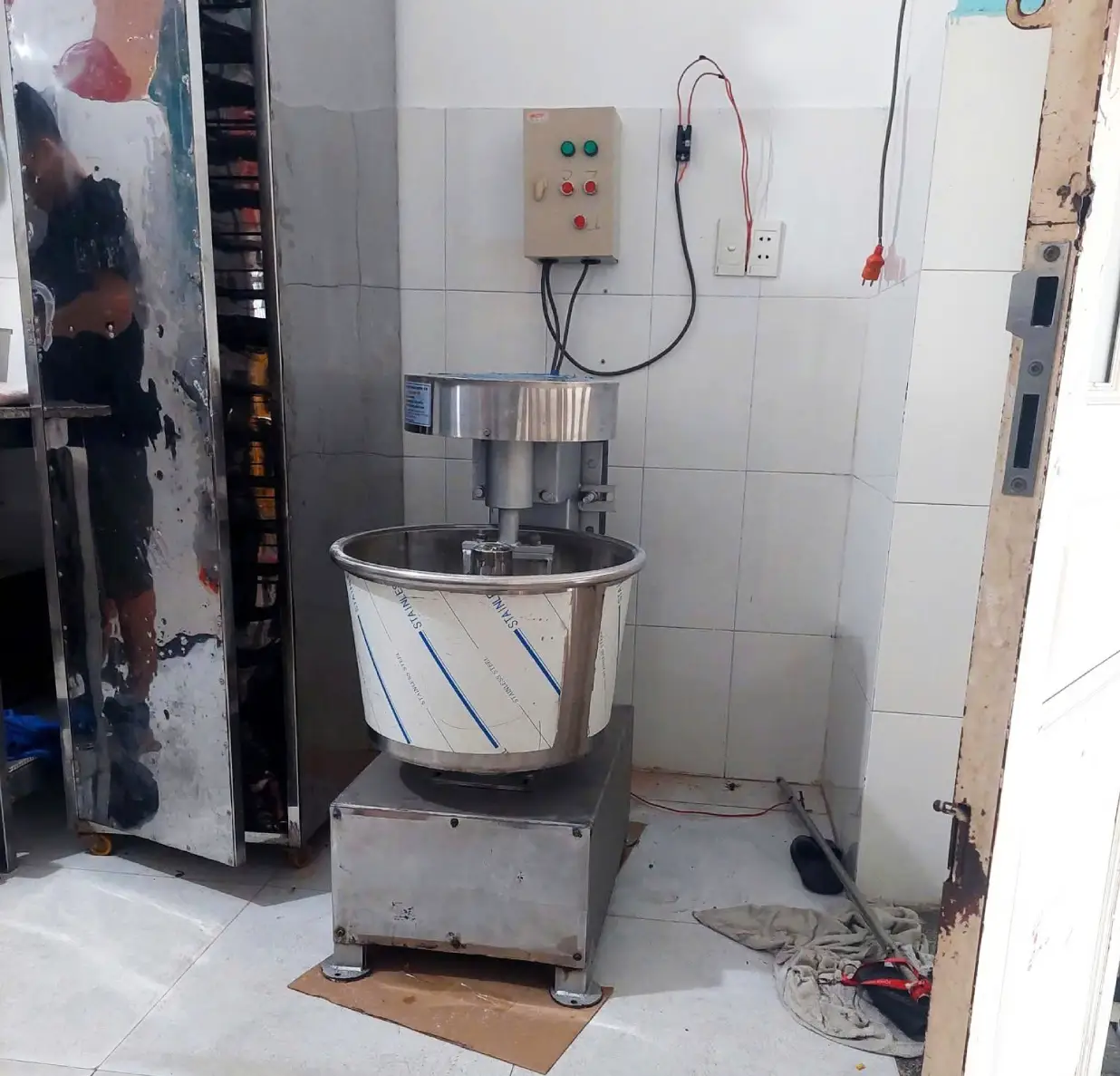 Máy trộn bột có cối inox tại khu vực sản xuất bánh ở Đông Hòa, TP.HCM.